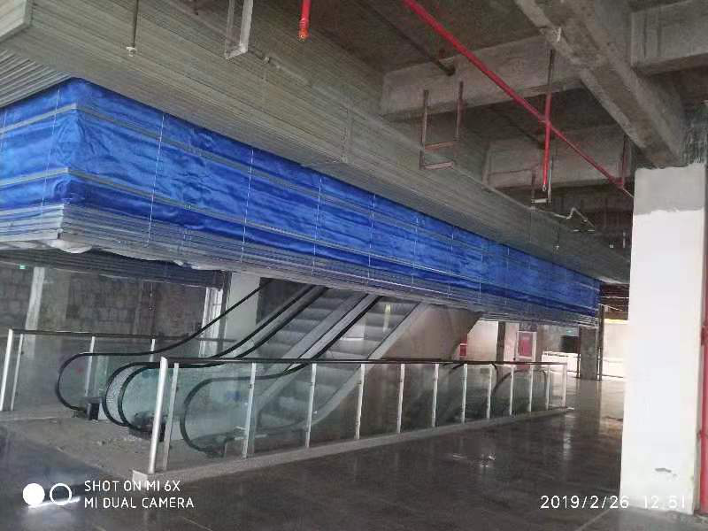 蜀都大廈防火卷簾（lián）裝飾前